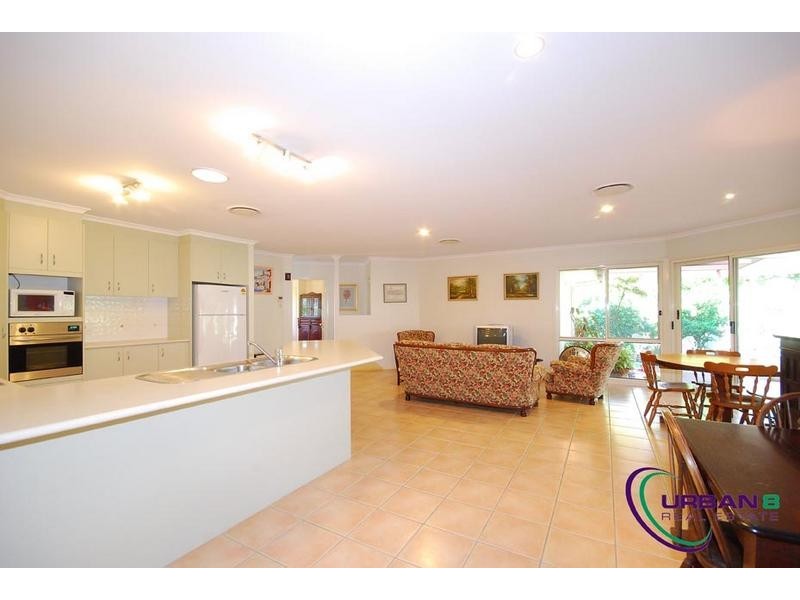 3 Parklane Tce, Brookfield QLD 4069